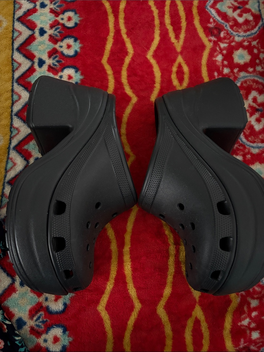 CROCS Black Classic Unisex Slip-On Clogs - Picture 4 of 4